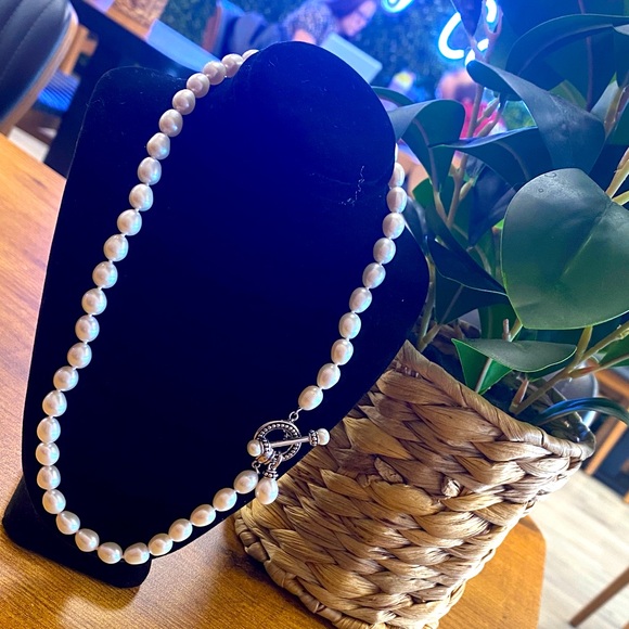 💦💎🤍High quality near round freshwater pearls hand knotted with silver clasp - Picture 1 of 12